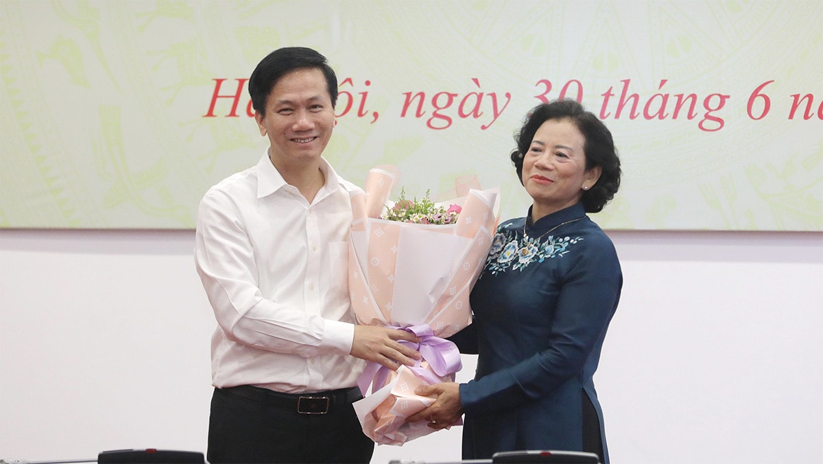 Trao quyết định nghỉ hưu với Phó trưởng Ban Dân nguyện Lê Thị Nguyệt