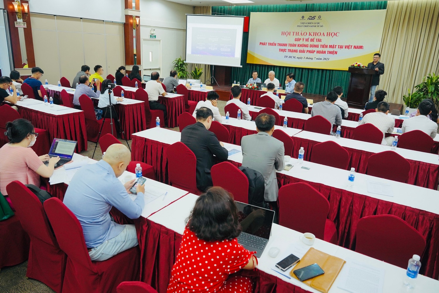 Lấy ý kiến chuyên gia về phát triển thanh toán không dùng tiền mặt -0