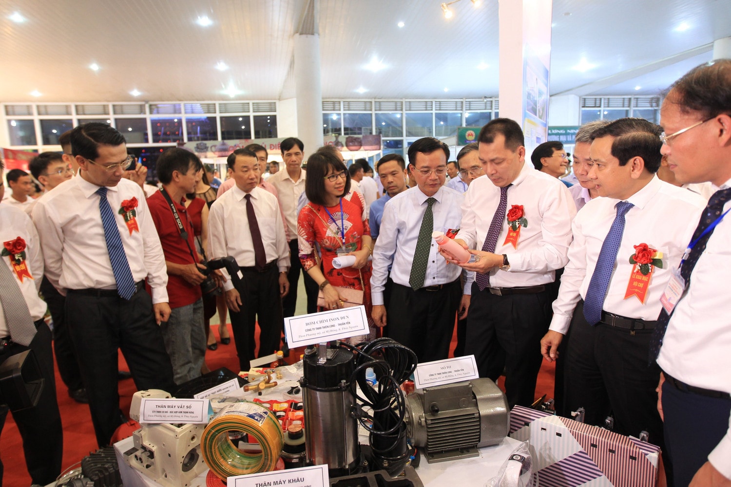 Thứ trưởng Bộ Công Thương Đặng Hoàng An (thứ 3 từ phải sang) và các đại biểu tham gian hàng tại Hội chợ Triển lãm hàng công nghệ nông thôn tiêu biểu tại Hải Phòng năm 2019.