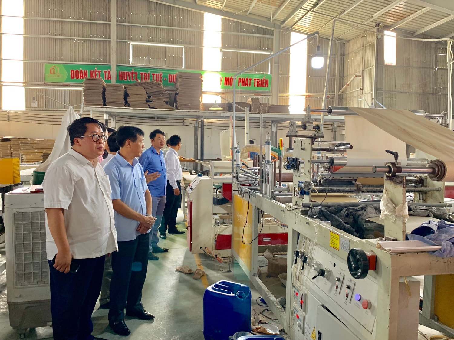 Đoàn công tác của Cục Công Thương địa phương khảo sát đánh giá hiệu quả Đề án Khuyến công quốc gia tại Công ty CP Sản xuất và thương mại Ngân Hoa (Hà Nam) năm 2020.