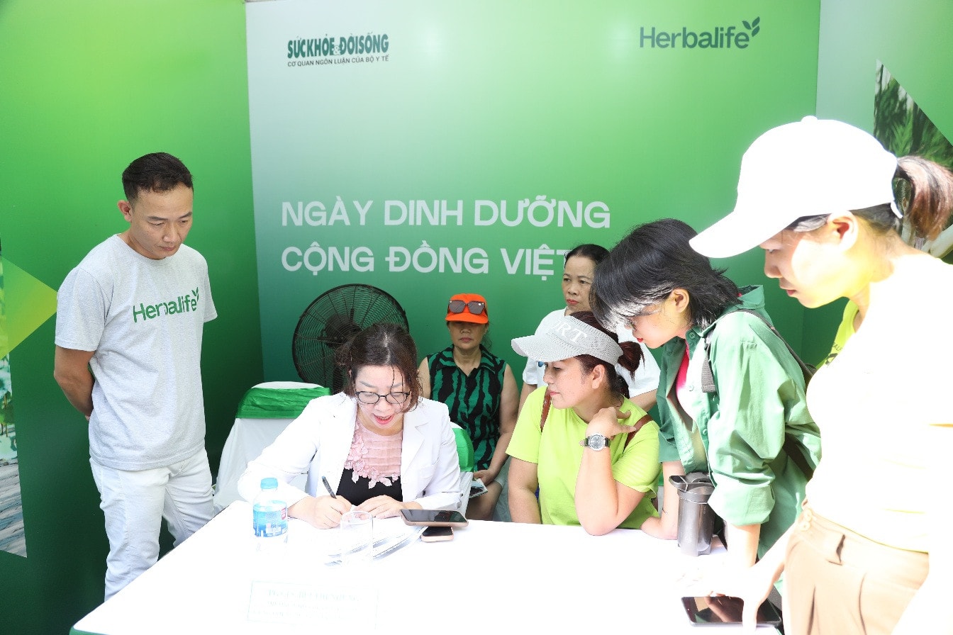 Các chuyên gia dinh dưỡng chia sẻ, hỗ trợ tư vấn sức khỏe cho người dân. Ảnh: YT Ngày Dinh dưỡng cộng đồng Việt Nam -0