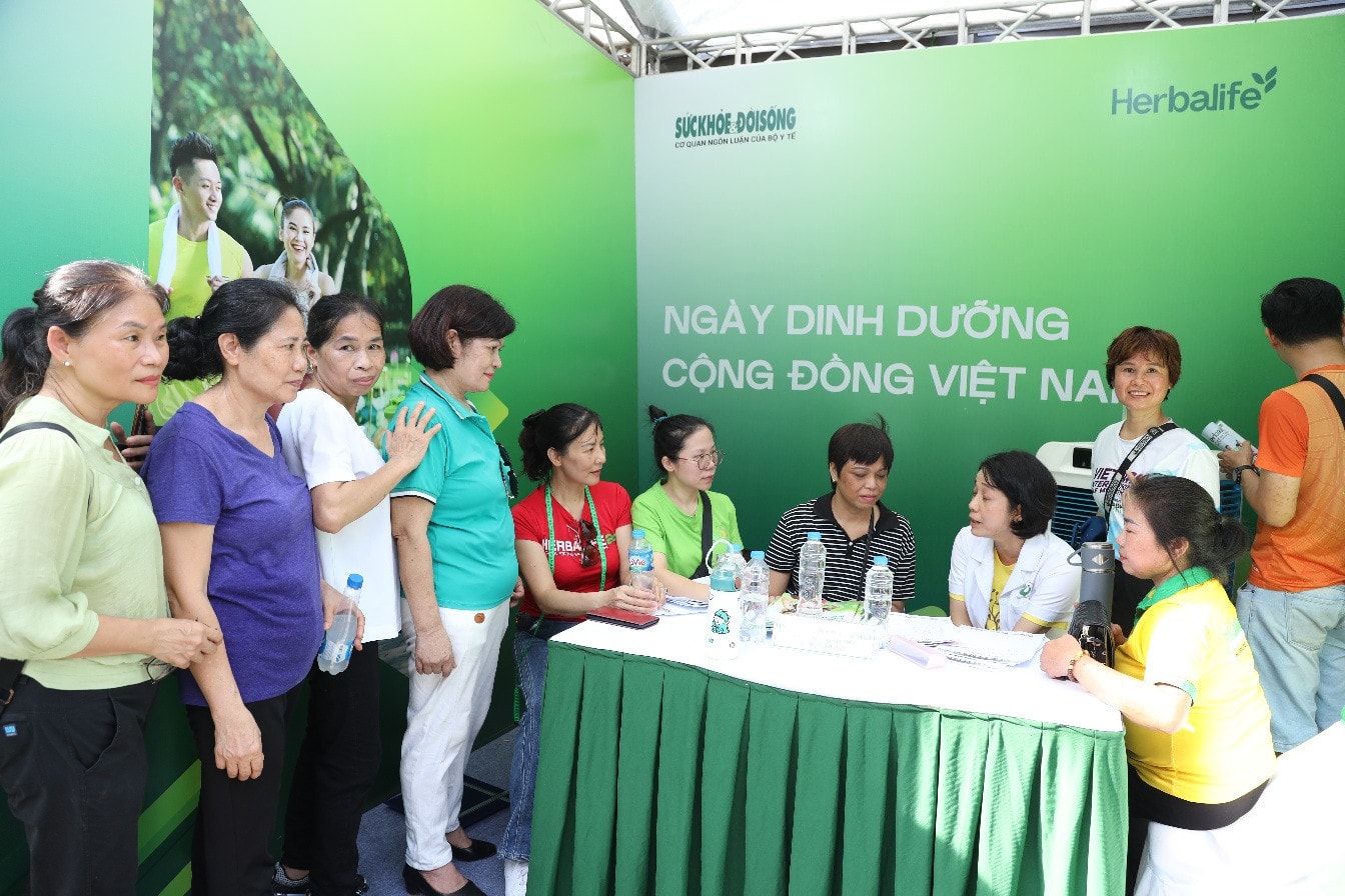 Các chuyên gia dinh dưỡng chia sẻ, hỗ trợ tư vấn sức khỏe cho người dân. Ảnh: YT Ngày Dinh dưỡng cộng đồng Việt Nam -0
