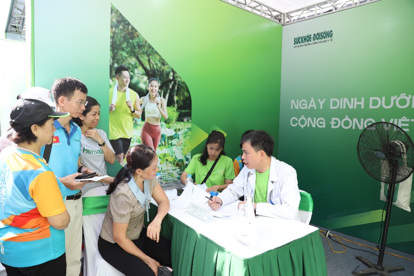 Các chuyên gia dinh dưỡng chia sẻ, hỗ trợ tư vấn sức khỏe cho người dân. Ảnh: YT Ngày Dinh dưỡng cộng đồng Việt Nam -0
