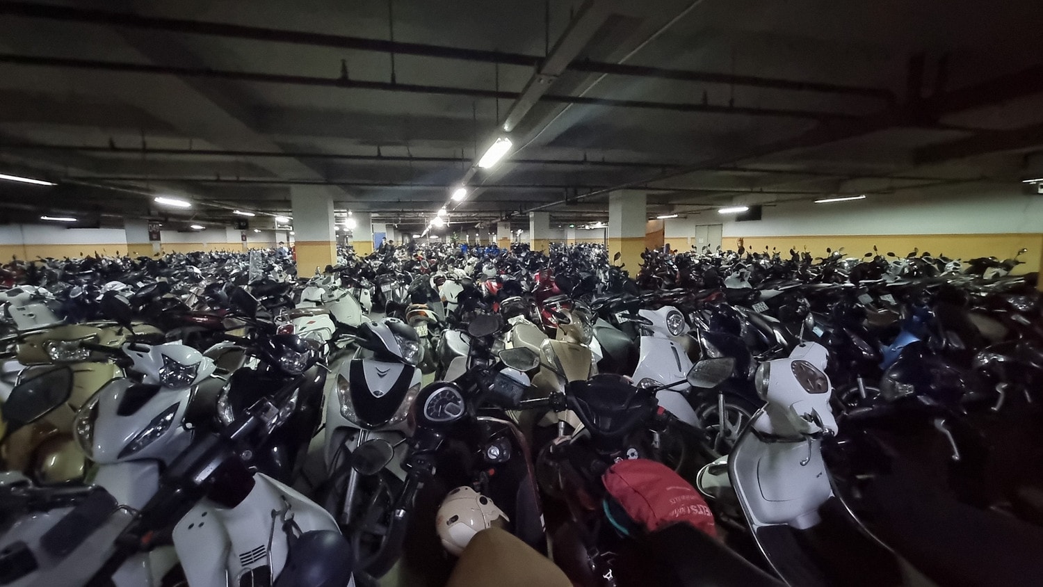 Một bãi đỗ xe ngầm ở Hà Nội. Ảnh: Đan Thanh