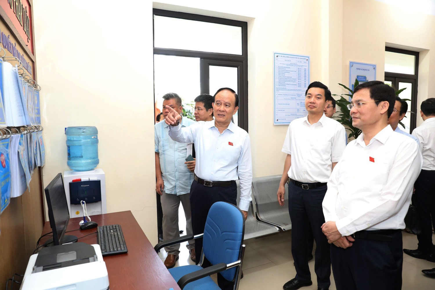 Chủ tịch HĐND thành phố Hà Nội Nguyễn Ngọc Tuấn giám sát việc thực hiện công tác cải cách hành chính, xây dựng chính quyền điện tử và chuyển đổi số trong hoạt động của cơ quan Nhà nước tại huyện Gia Lâm. (ảnh: P.Long)