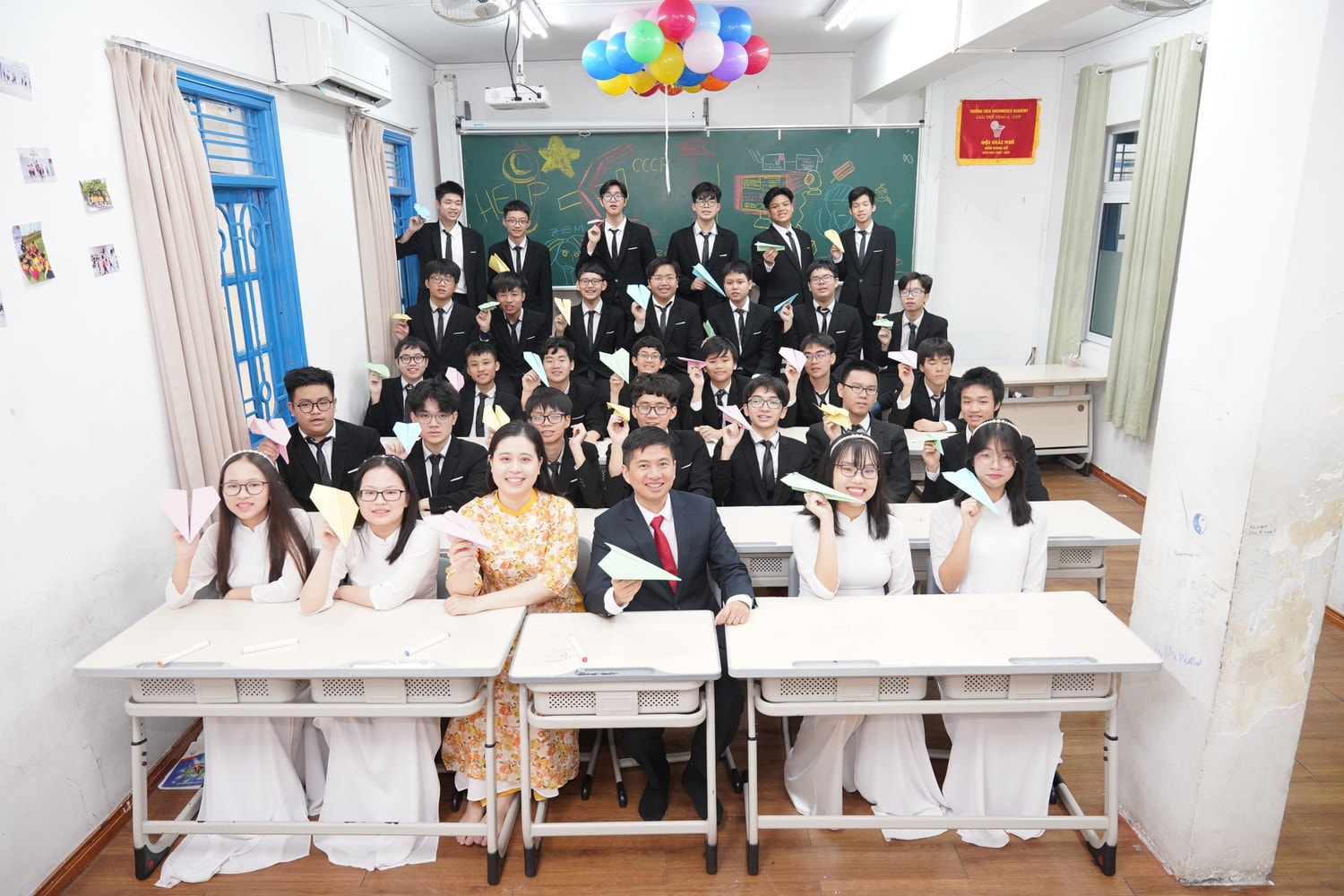 Hạnh phúc vỡ oà của người thầy khi 31/31 học sinh trong lớp đều đỗ chuyên Toán - Tin -0