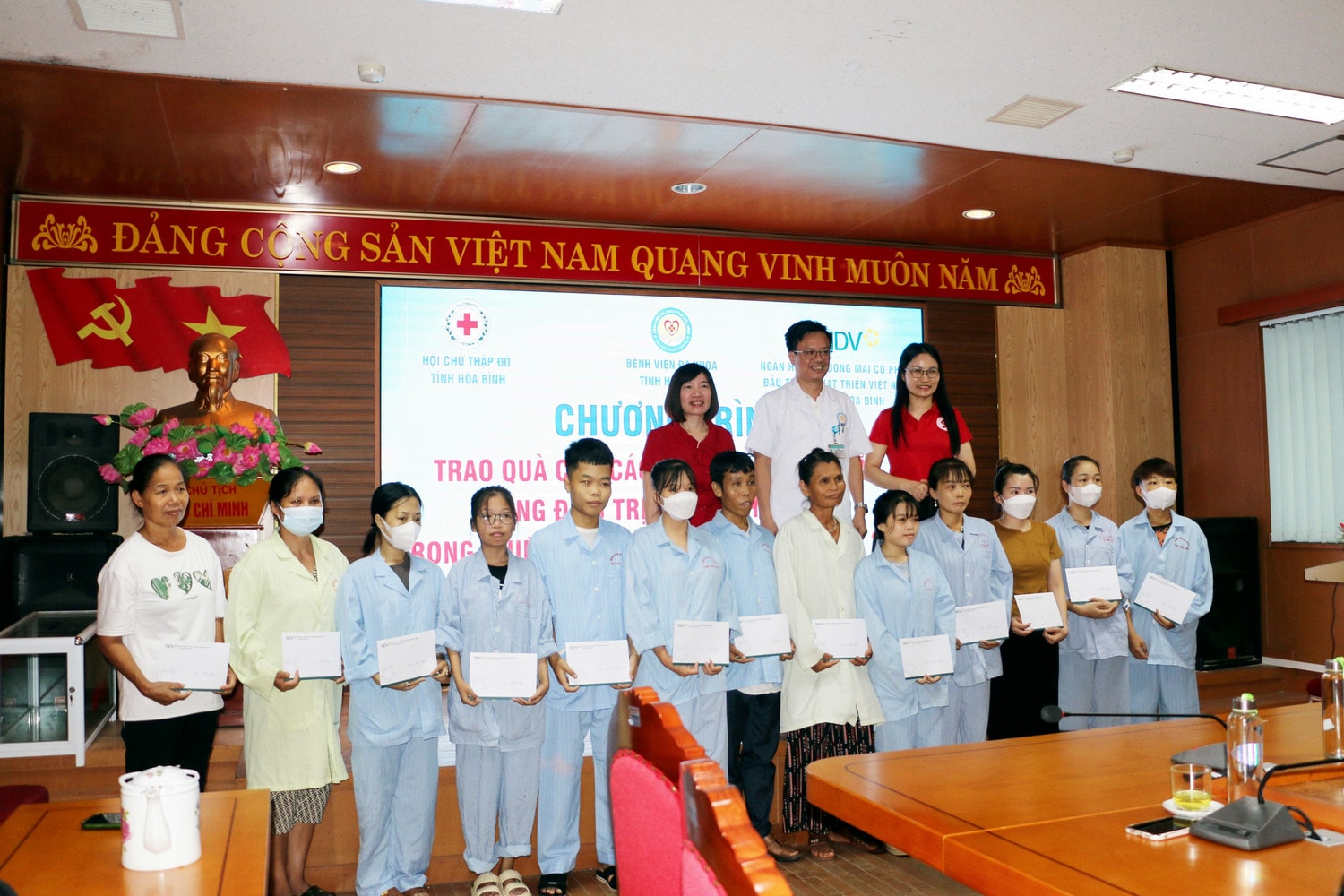 Ban Chỉ đạo vận động hiến máu tình nguyện tỉnh phối hợp với BIDV chi nhánh Hòa Bình, Hội chữ thập đỏ tỉnh tặng quà cho các bệnh nhân nghèo img_5861.jpg -0