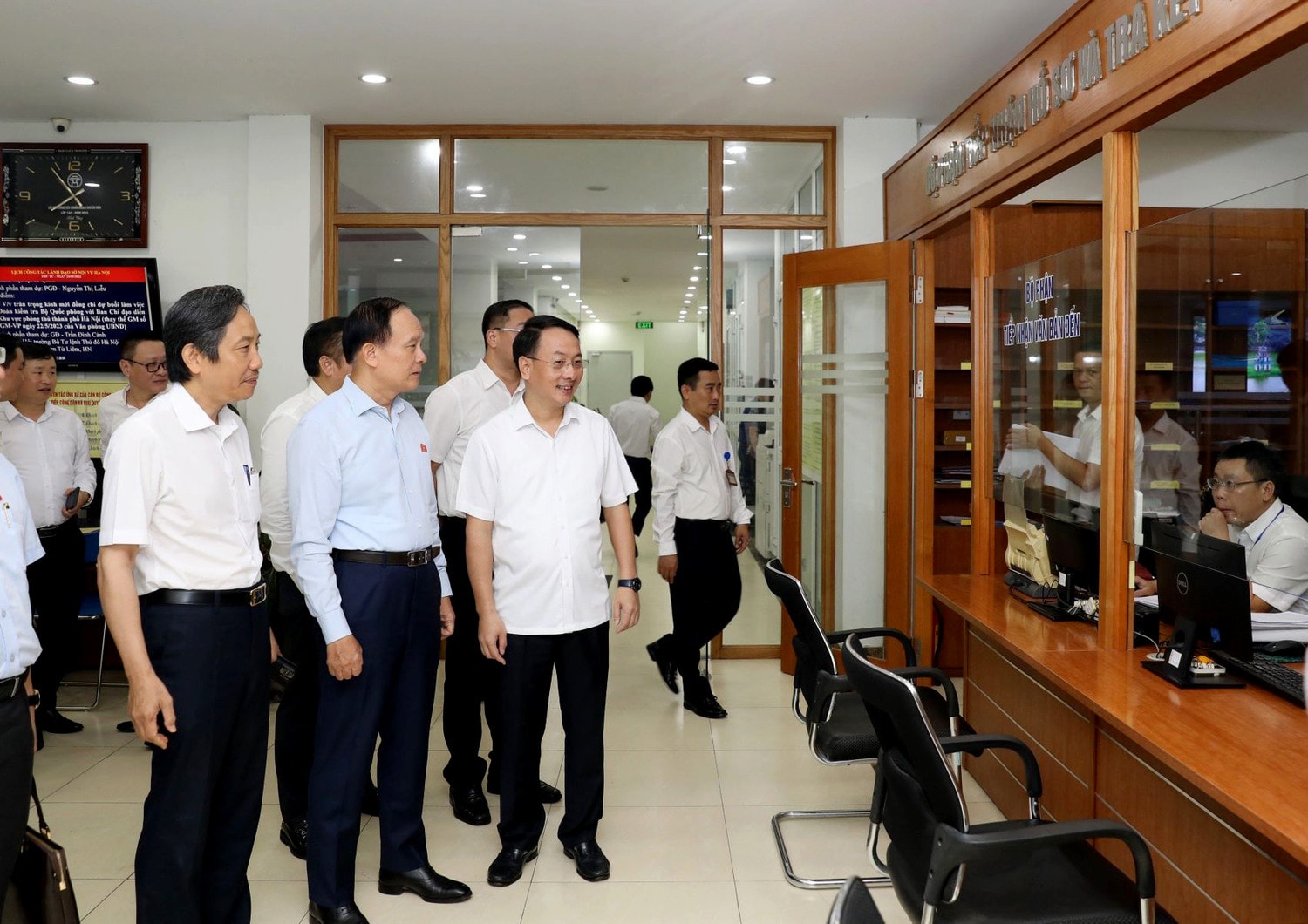 Để phục vụ cho phiên chất vấn tại Kỳ họp 12, HĐND thành phố đã tiến hành giám sát công tác tác cải cách hành chính, chuyển đổi số tại nhiều đơn vị (ảnh: P.Long)