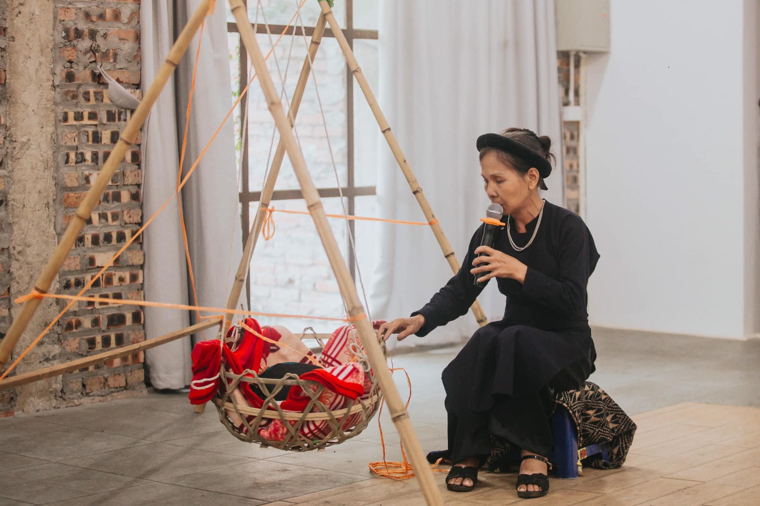 Bà Nguyễn Thị Điềm trình diễn giới thiệu bài hát ru của dân tộc Tày - Ảnh: Xuân Phương