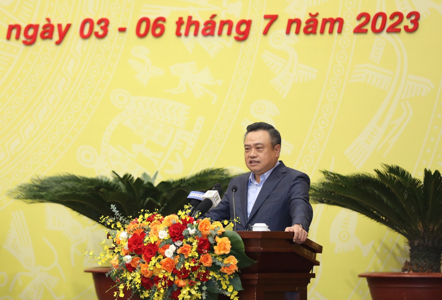 Chủ tịch UBND thành phố Trần Sỹ Thanh tiếp thu, giải trình một số vấn đề đại biểu và cử tri quan tâm tại phiên chất vấn (ảnh: P.Long)