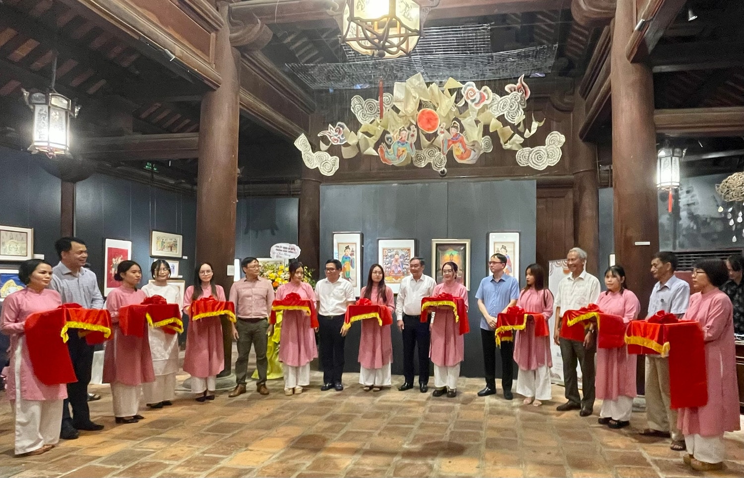 Khai mạc triển lãm “Đối thoại với dòng tranh dân gian Hàng Trống” -0
