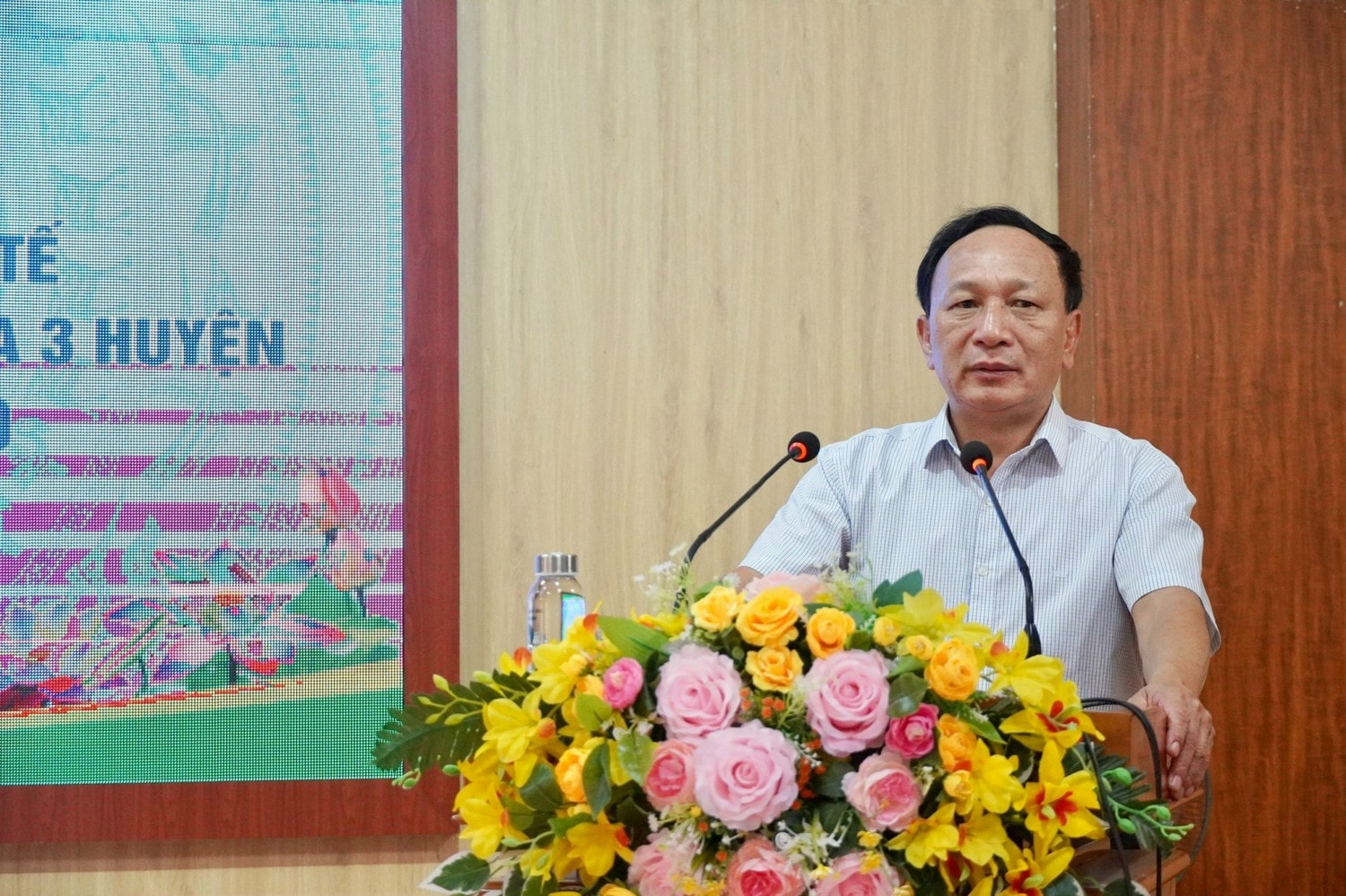 Trao tặng sổ BHXH, thẻ BHYT cho người dân có hoàn cảnh khó khăn tại Quảng Bình -0