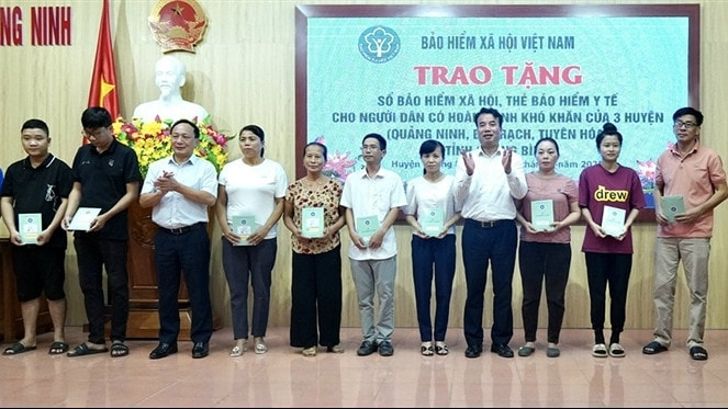 Trao tặng sổ BHXH, thẻ BHYT cho người dân có hoàn cảnh khó khăn tại Quảng Bình