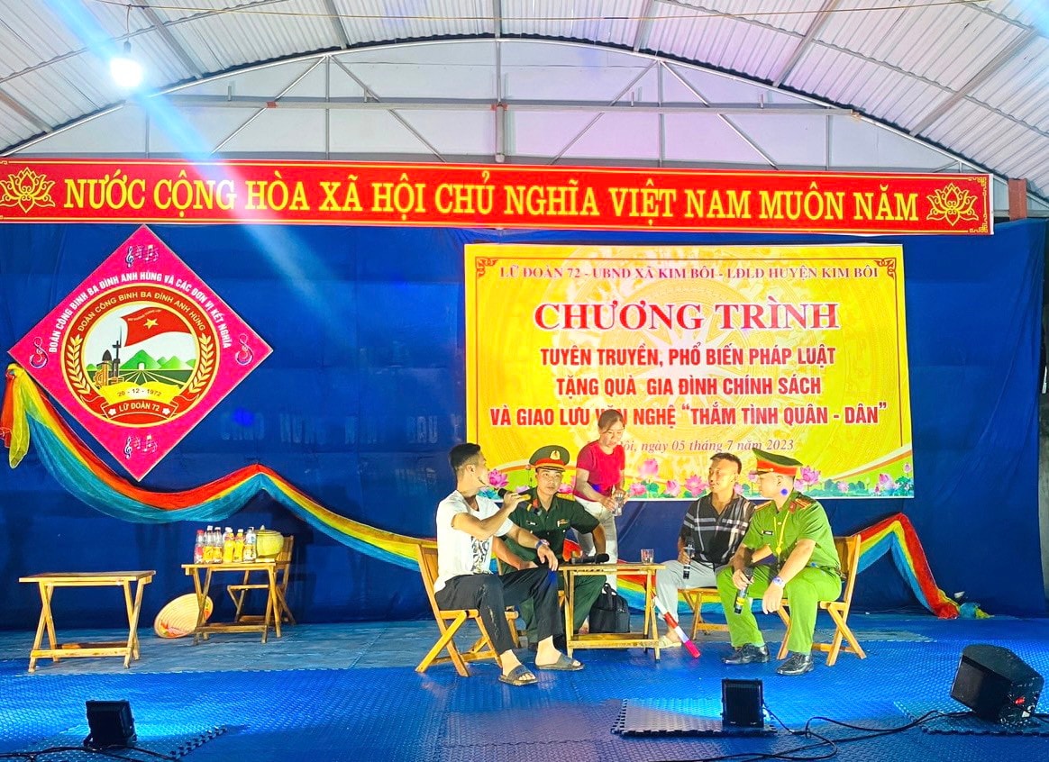Lữ đoàn công binh 72 tuyên truyền, phổ biến pháp luật cho Nhân dân xã Kim Bôi -0