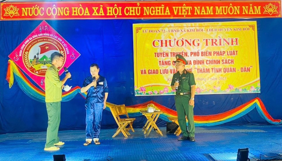 Lữ đoàn công binh 72 tuyên truyền, phổ biến pháp luật cho Nhân dân xã Kim Bôi -0