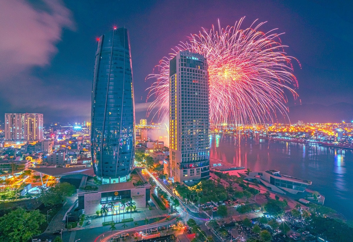“Cháy vé” đêm chung kết pháo hoa quốc tế, du khách tấp nập đổ bộ vào Đà Nẵng -0