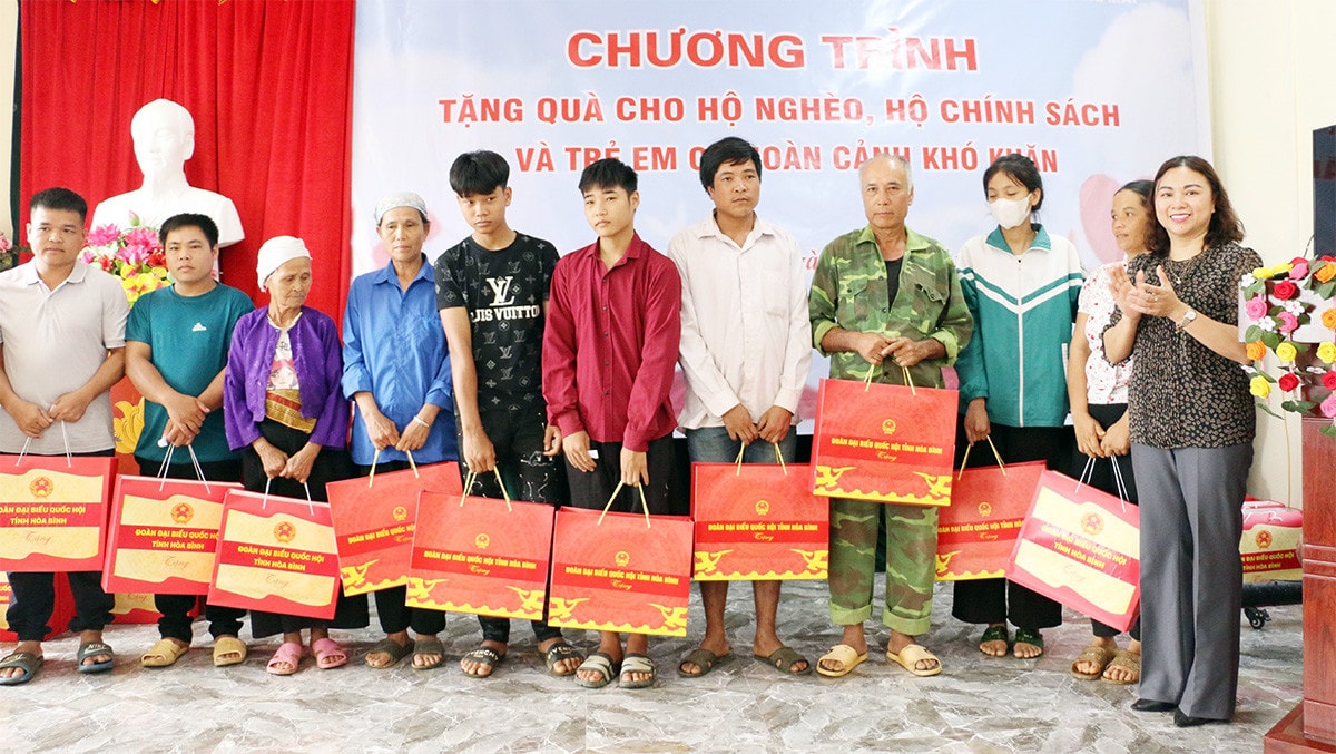 Đoàn ĐBQH tỉnh Hòa Bình tặng quà gia đình chính sách và học sinh nghèo huyện Lạc Sơn -2
