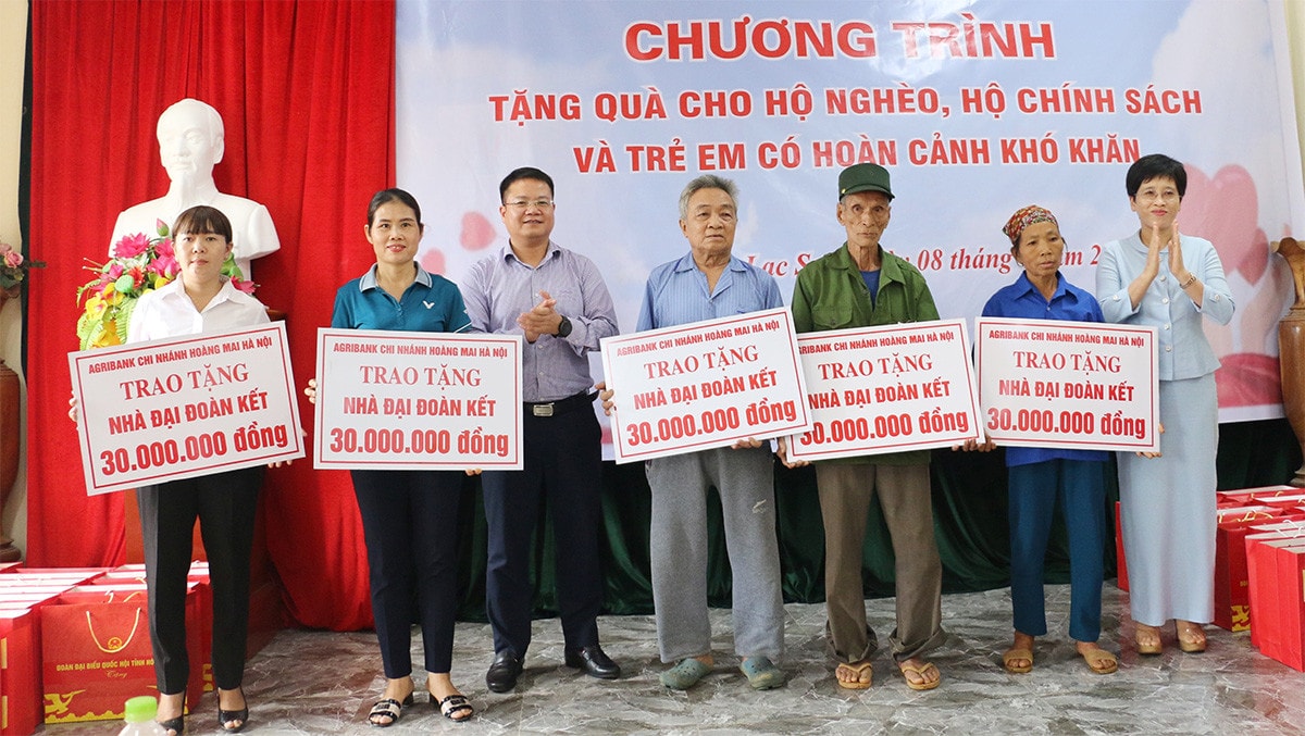 Đoàn ĐBQH tỉnh Hòa Bình tặng quà gia đình chính sách và học sinh nghèo huyện Lạc Sơn -3