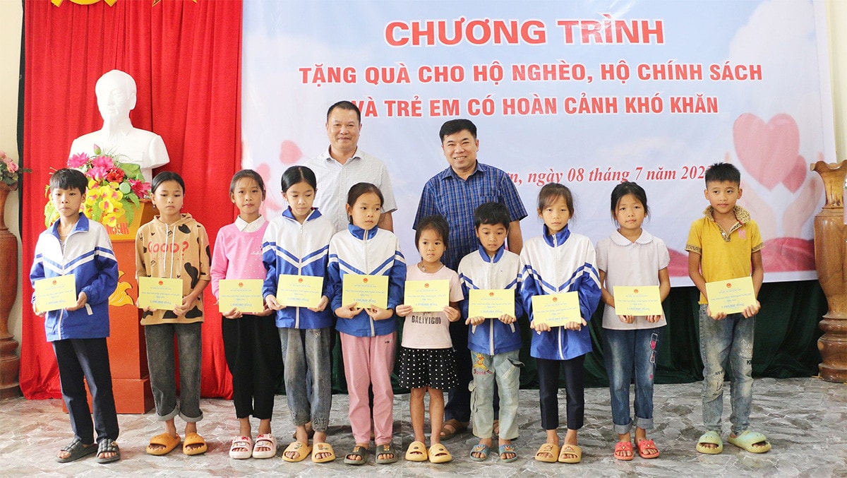 Đoàn ĐBQH tỉnh Hòa Bình tặng quà gia đình chính sách và học sinh nghèo huyện Lạc Sơn -4