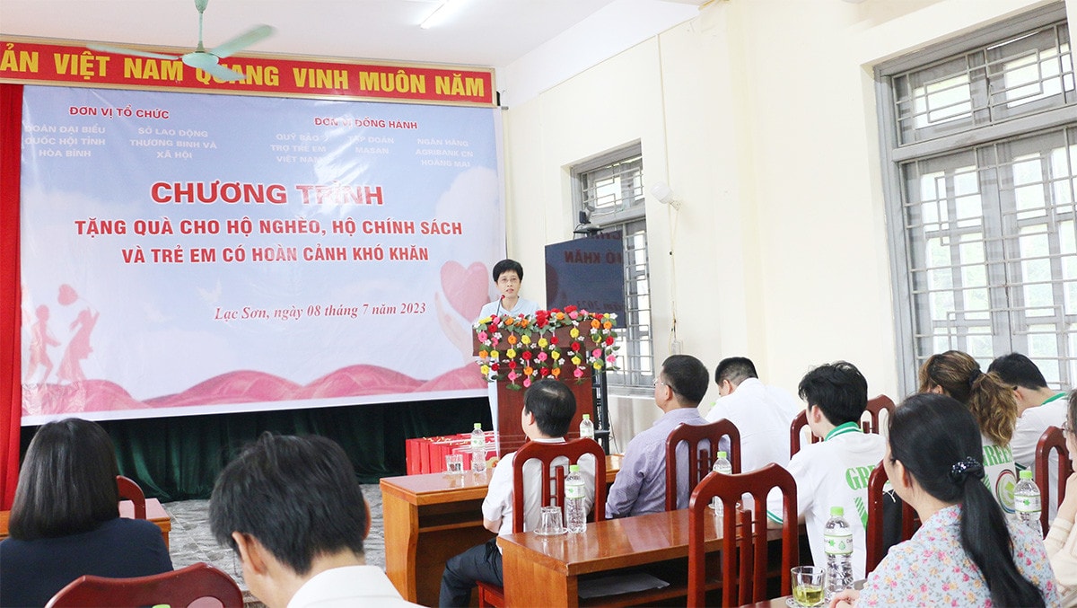 Đoàn ĐBQH tỉnh Hòa Bình tặng quà gia đình chính sách và học sinh nghèo huyện Lạc Sơn -1