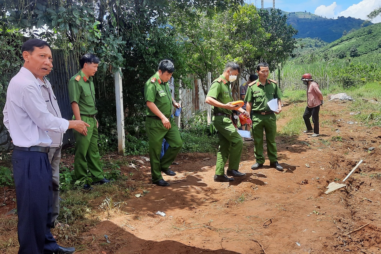 Cần xử lý nghiêm việc xây tường rào không phép trên đất nông nghiệp dù UBND xã yêu cầu giữ nguyên hiện trạng -0