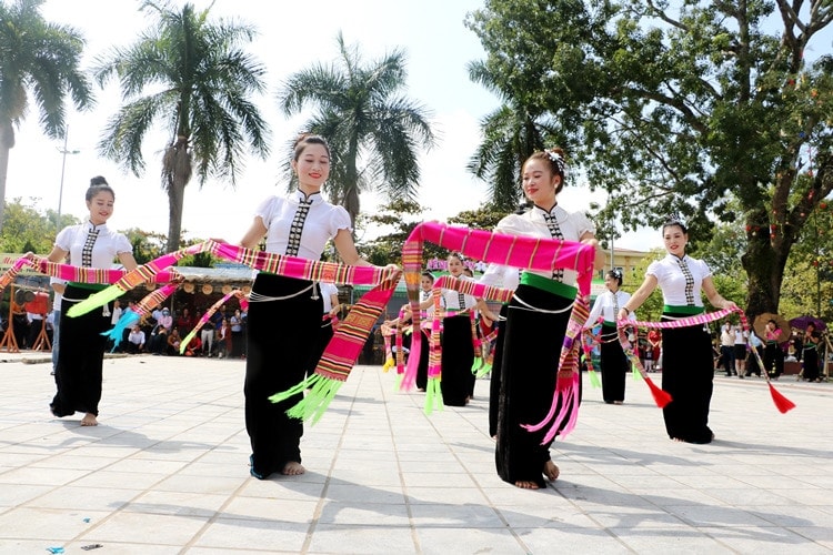 Điệu xòe Nhôm khăn mang ý nghĩa biểu tượng đoàn kết cộng đồng - Nguồn: dienbien.gov.vn