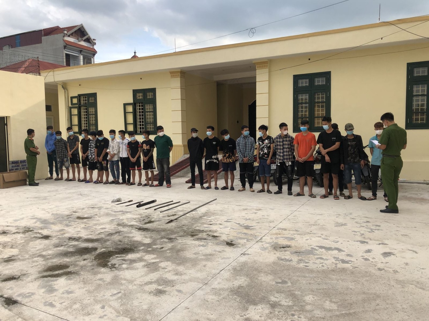Công an huyện Tiên Lữ Bắt nhóm đối tượng từ 15 đến 25 tuổi đánh nhau bằng hung khí nguy hiểm. Nguồn: Công an tỉnh Hưng Yên
