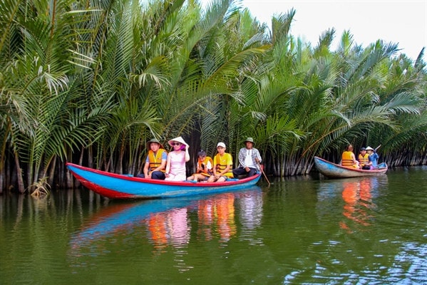 Khách tham quan “Căn cứ rừng dừa nước” xã Tịnh Khê - Ảnh: Như Đồng