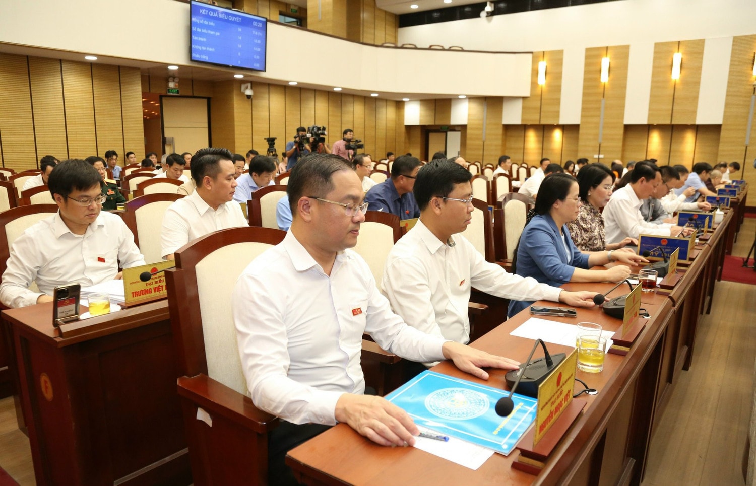 Đại biểu HĐND thành phố biểu quyết thông qua nghị quyết tại kỳ họp (ảnh: P.Long)