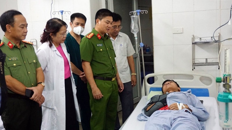 Ban Giám đốc Công an Hà Nội thăm hỏi, động viên chiến sỹ bị thương khi làm nhiệm vụ chữa cháy -0
