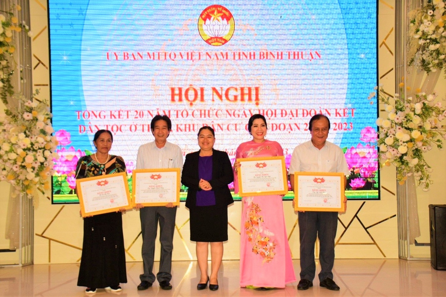 Nhiều tập thể, cá nhân tiêu biểu được biểu dương, khen thưởng. (Ảnh: Phạm Huệ)