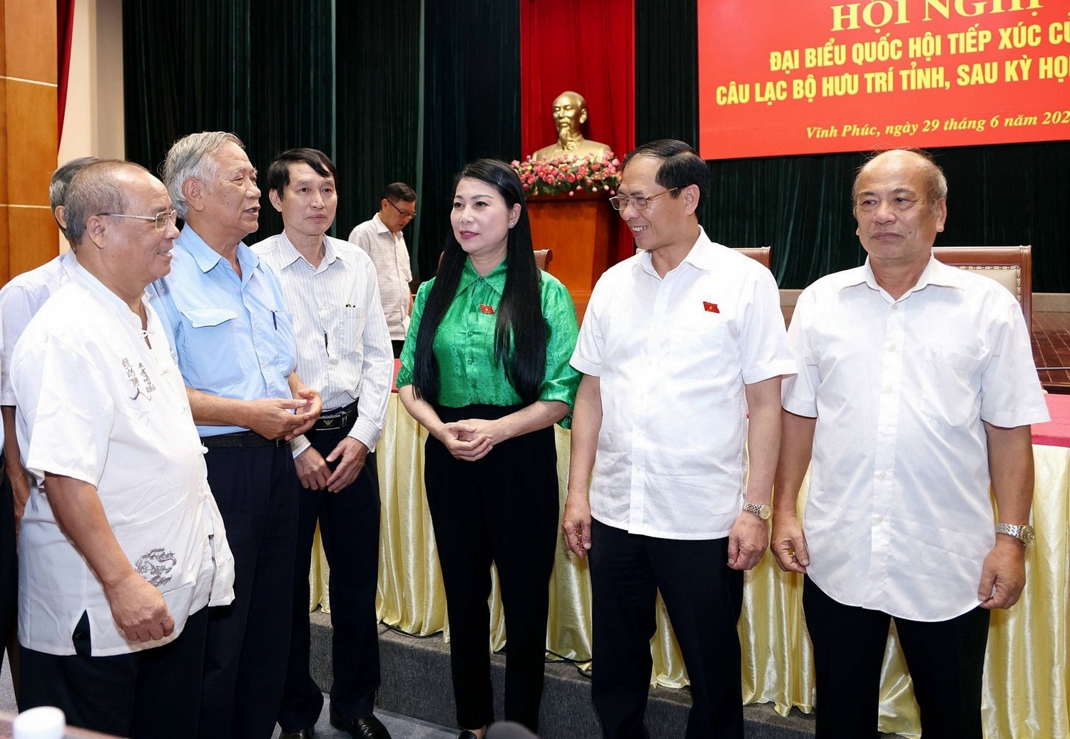 Bộ trưởng Bộ Ngoại giao Bùi Thanh Sơn và Bí thư Tỉnh uỷ, Trưởng Đoàn ĐBQH tỉnh, Chủ tịch HĐND tỉnh Hoàng Thị Thuý Lan trò chuyện với cử tri tại Hội nghị tiếp xúc cử tri câu lạc bộ Hưu trí - ẢNH T. HIẾU