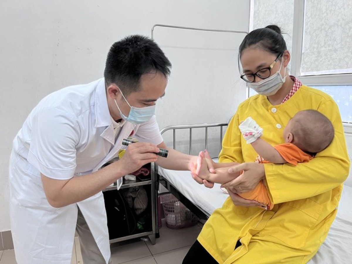 Việt Nam sắp có vaccine phòng bệnh tay chân miệng -0