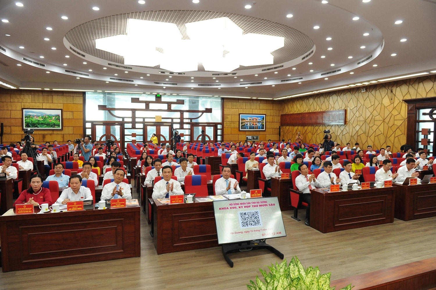 Bàn bạc thấu đáo, sáng suốt quyết định - 0