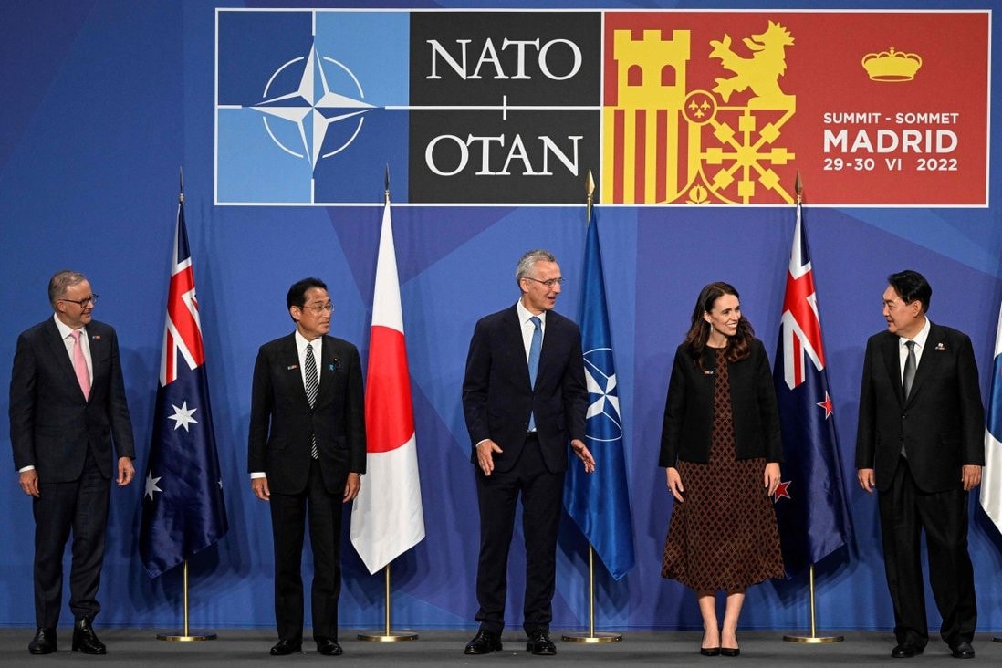 Thủ tướng Australia Anthony Albanese, Thủ tướng Nhật Bản Kishida Fumio, Tổng thư ký NATO Jens Stoltenberg, Thủ tướng New Zealand Jacinda Ardern và Tổng thống Hàn Quốc Yoon Suk Yeol tại hội nghị thượng đỉnh NATO hồi tháng 6.2022 tại Madrid. Ảnh: AFP