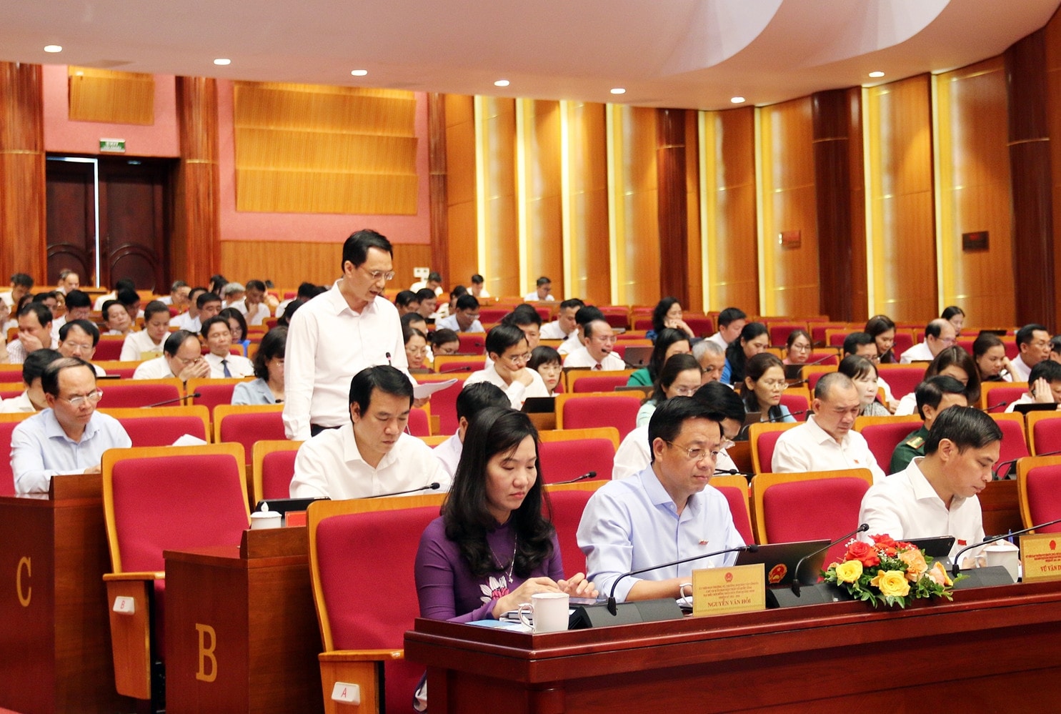 Các đại biểu dự phiên thảo luận toàn thể tại hội trường - ảnh: M. Tuân