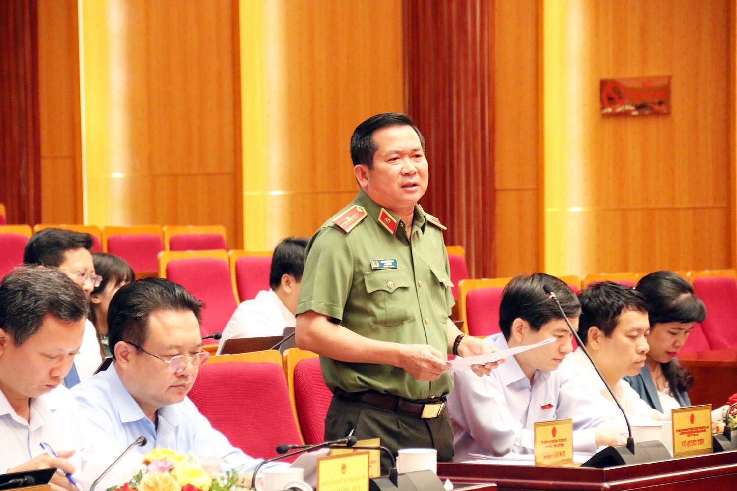 Thiếu tướng Đinh Văn Nơi, Giám đốc Công an tỉnh tham gia trả lời các nội dung đại biểu quan tâm - ảnh: M.Tuân