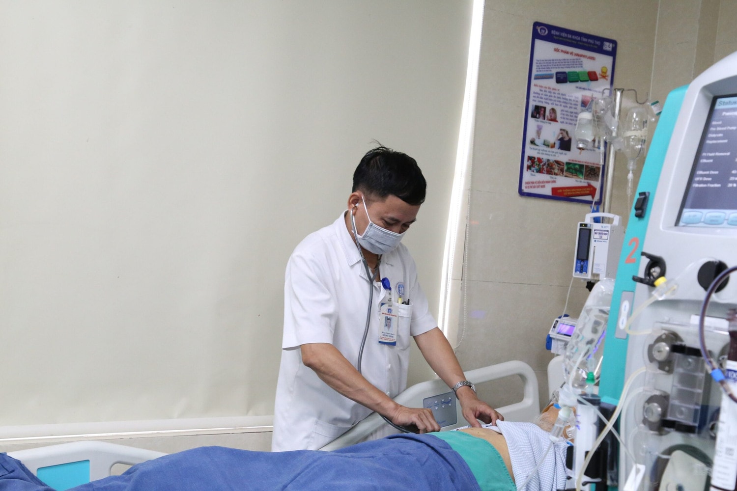 Người đàn ông bị hỏng gan nặng do lạm dụng thuốc nam -0