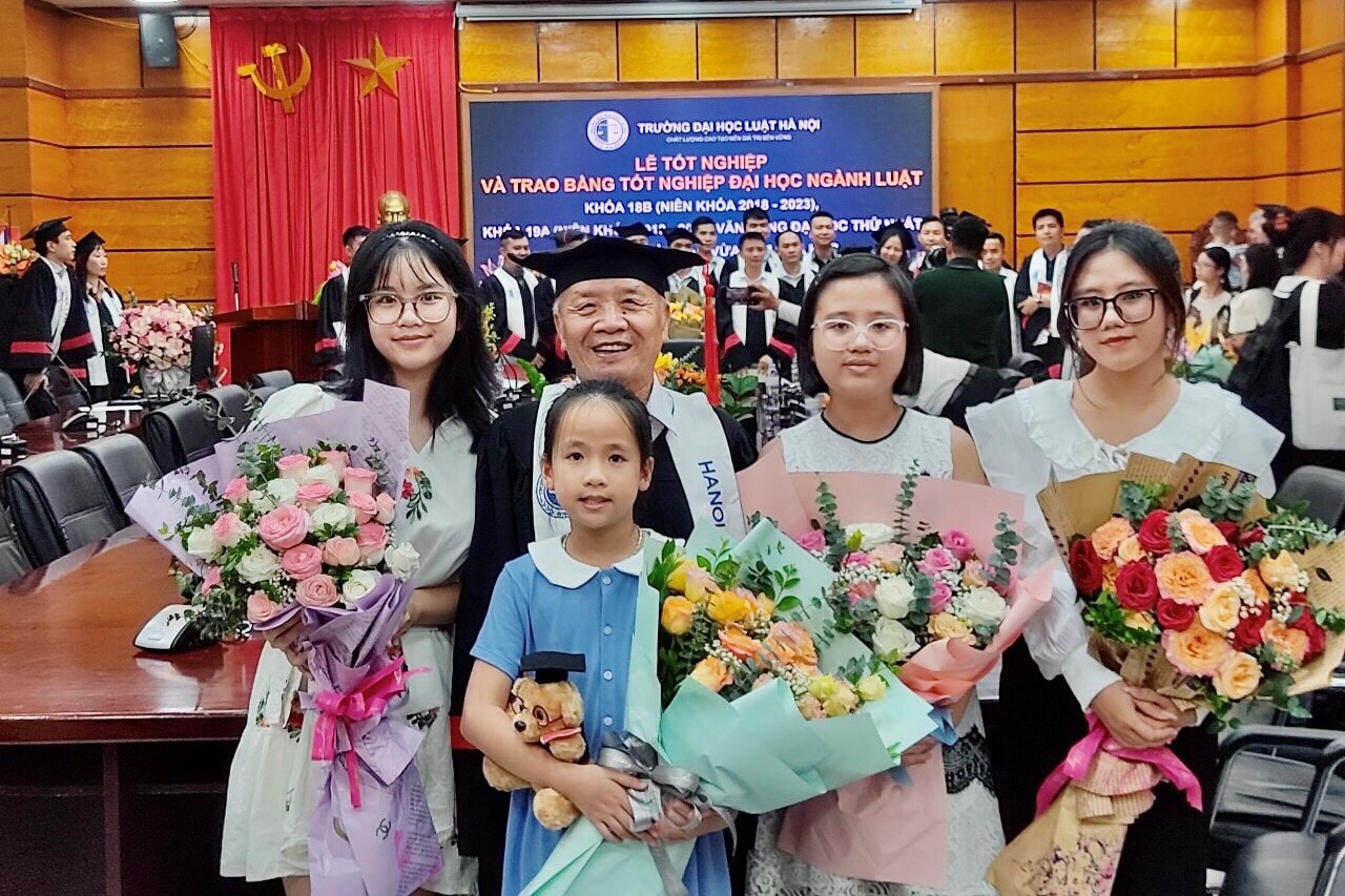 Chuyện cụ ông 78 tuổi tốt nghiệp đại học bằng Giỏi và động lực xúc động phía sau -0