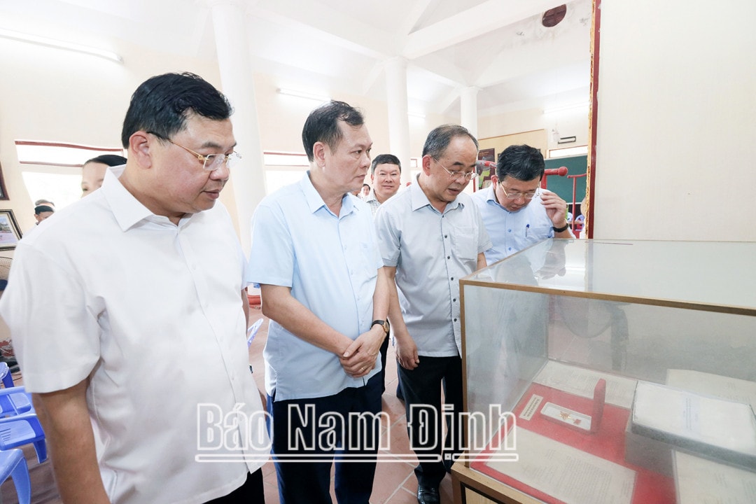 Chủ nhiệm Ủy ban đối ngoại Vũ Hải Hà thắp hương tưởng niệm anh hùng liệt sĩ tại Nam Định -1