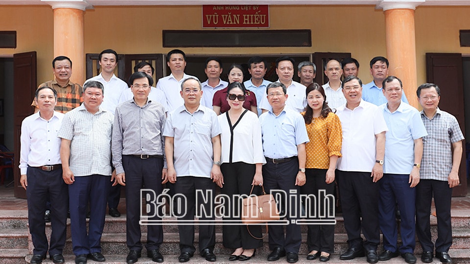 Chủ nhiệm Ủy ban đối ngoại Vũ Hải Hà thắp hương tưởng niệm anh hùng liệt sĩ tại Nam Định -2