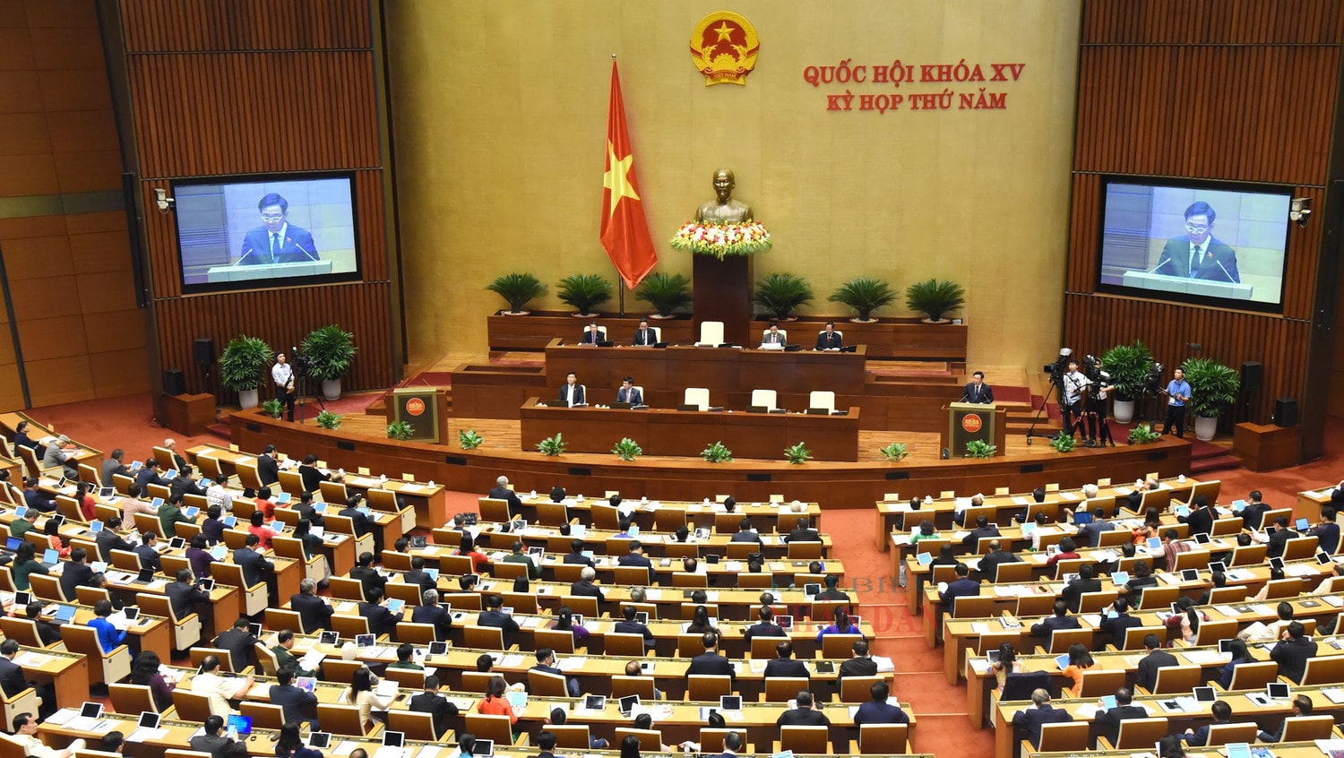 Bài 1: Quyết định những vấn đề cấp bách, thúc đẩy phát triển kinh tế-xã hội -0