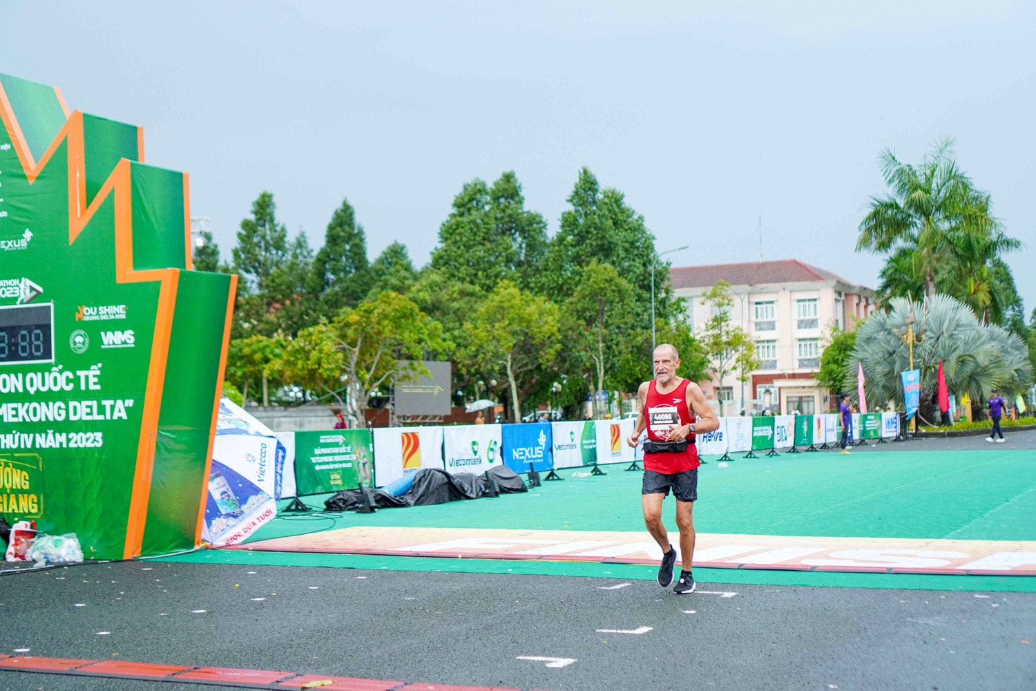 Hơn 900 vận động viên tham gia Giải Marathon quốc tế “Vietcombank Mekong delta” -0
