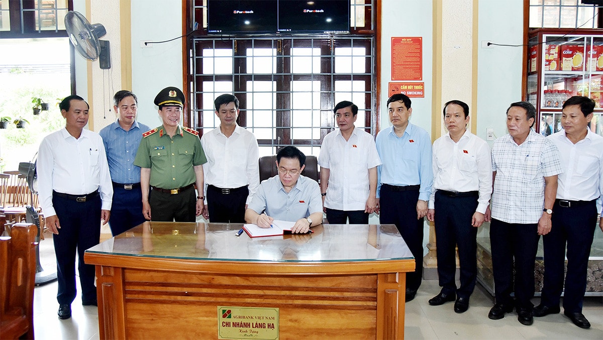 Chủ tịch Quốc hội Vương Đình Huệ dâng hương tưởng nhớ các anh hùng liệt sĩ tại tỉnh Quảng Trị -0