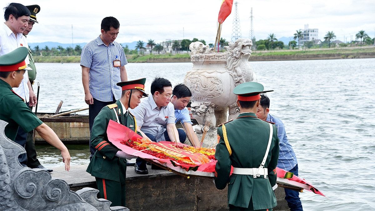 Chủ tịch Quốc hội Vương Đình Huệ dâng hương tưởng nhớ các anh hùng liệt sĩ tại tỉnh Quảng Trị -1