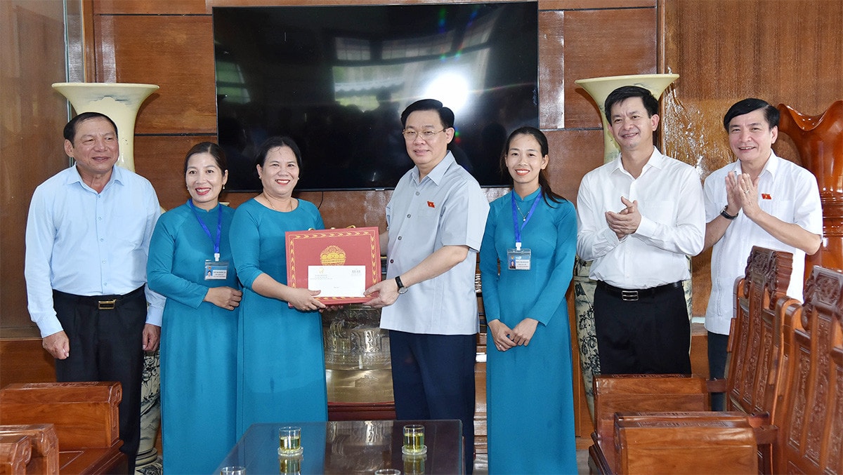 Chủ tịch Quốc hội Vương Đình Huệ dâng hương tưởng nhớ các anh hùng liệt sĩ tại tỉnh Quảng Trị -2
