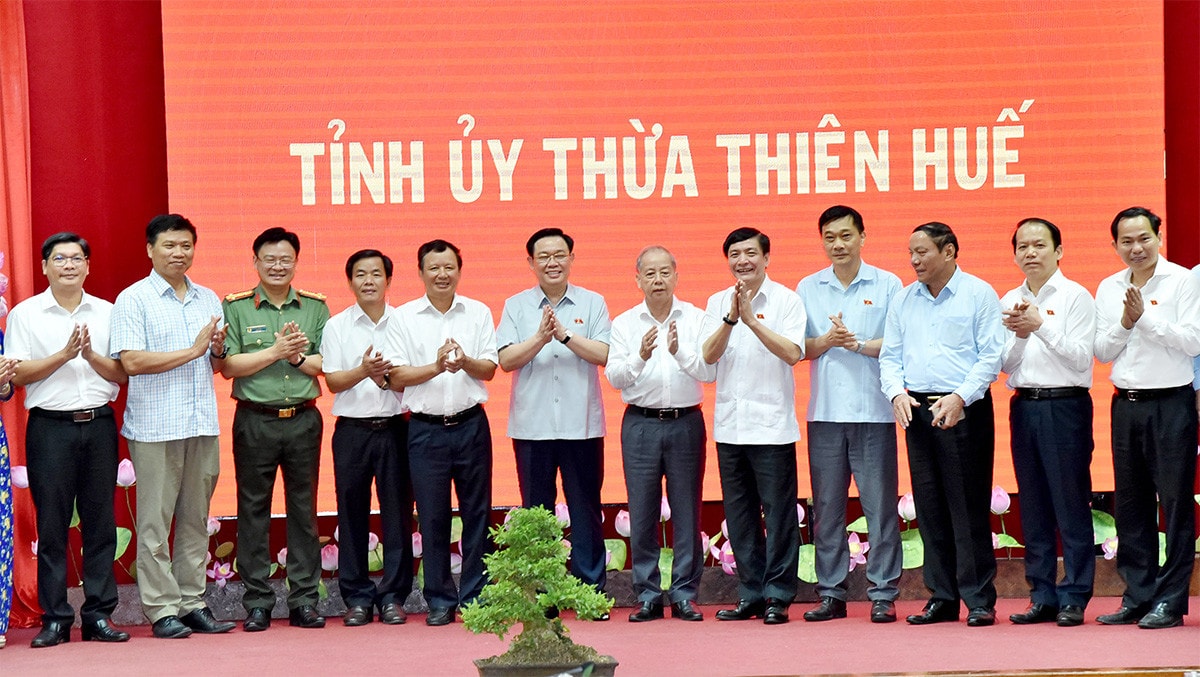 Chủ tịch Quốc hội Vương Đình Huệ làm việc với Ban Thường vụ Tỉnh ủy Thừa Thiên Huế -0