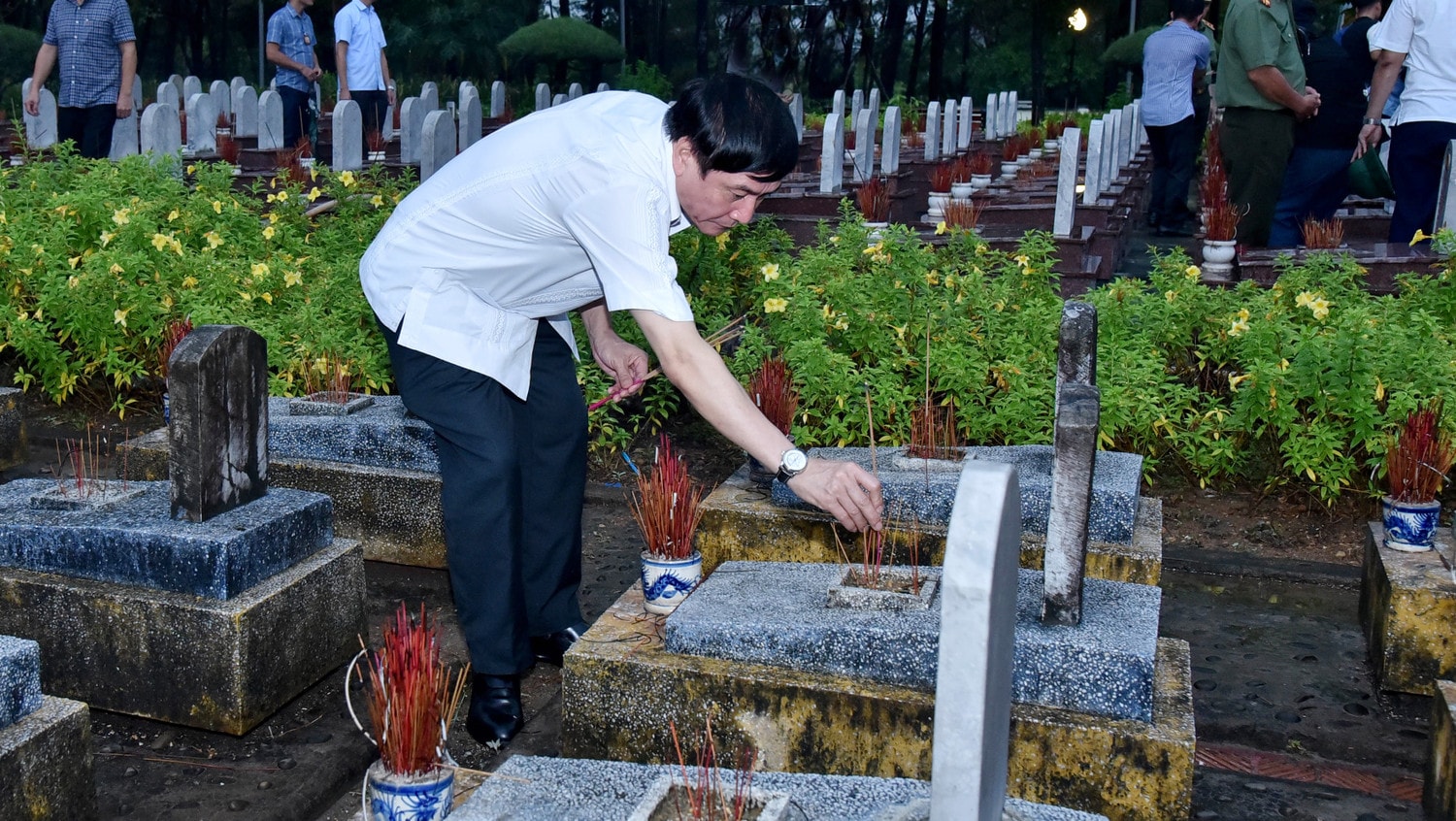 Chủ tịch Quốc hội Vương Đình Huệ dâng hương tưởng nhớ các anh hùng liệt sĩ tại tỉnh Quảng Trị -0