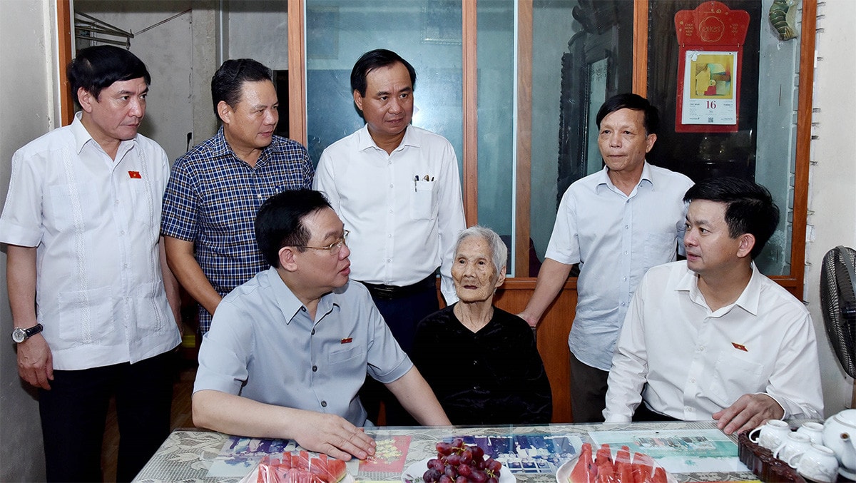 Chủ tịch Quốc hội Vương Đình Huệ dâng hương tưởng nhớ các anh hùng liệt sĩ tại tỉnh Quảng Trị -1