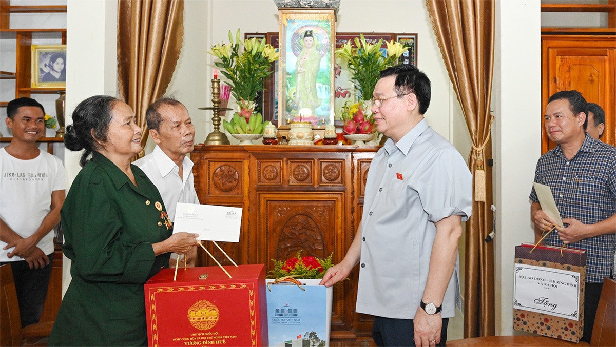 Chủ tịch Quốc hội Vương Đình Huệ dâng hương tưởng nhớ các anh hùng liệt sĩ tại tỉnh Quảng Trị -0
